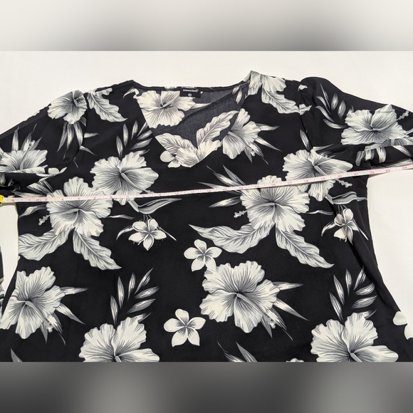 Women's Black and White Floral 3/4 Bell Sleeve Top Size: XL - Picture 8 of 10